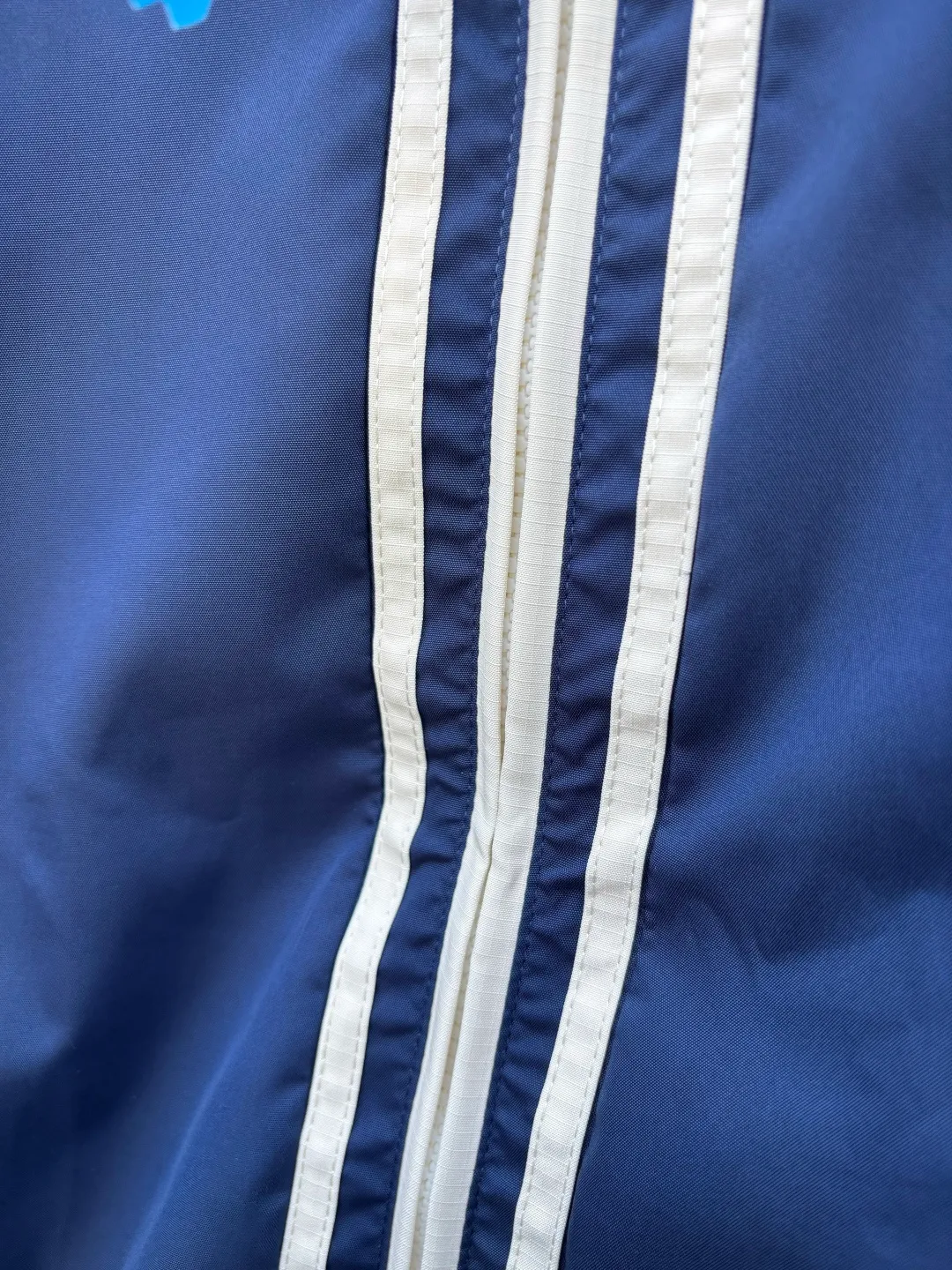 Reversible thin jacket📝𝟭𝟬𝟲𝟴𝟳# Exclusive real shot/difference between various stolen pictures and online picture versions on the market [Top version·Adidas Adidas Clover Men's and Women's Same Stylel H REV JKT Jacket Official website synchronization] ✅Full set of 1:1 customized accessories ➕Customized three-label ➕𝗬𝘂𝗮𝗻 version hang tag ➕𝗹𝗼𝗴𝗼 packaging bag🔥 ➕Scan the tag to enter the official website. ✅The top version, ins Xiaohongshu has many bloggers wearing it. ✅Adi’s absolute Hot Sale star Same Style details are online, feel free to compare! Classic embroidery on the chest, fixed color and classic three-bar stripes, Classic will never go out of style! Versatile is not picky, the original model is perfect for the upper body, so buy it with your eyes closed! "Self-view of quality control with real photos of store owner's details" What you see is what you get # Full text real photos 📷 Never save a penny of cost! ! ! ⭕The high version of the best products🐮is different from the junk products in the market🗯️The same picture but different prices means different versions. ❌Don’t be fooled by the same copywriters and pirated pictures from outside that mix and distribute high-luxury pictures at low prices. After comparing the quality, you will know where the gap is. Don’t lie. I don’t guarantee that my products are the cheapest, but I definitely guarantee that they are worth every penny of your hard-earned money! ‼ ️We don’t slash prices or lower prices, we supply products with heart and only make high-end versions!!! Breasts Jimei must see the details of my home clearly, the pictures of my home are all taken by the owner himself❤️ Color: White Size: S-XXL